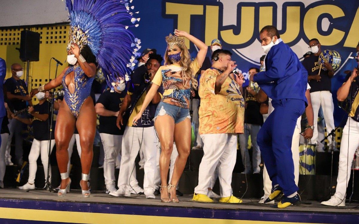 Lexa participa da noite de escolha do samba-enredo da Unidos da Tijuca, na quadra da agremiação, na Zona Norte do Rio, nesta quinta-feira