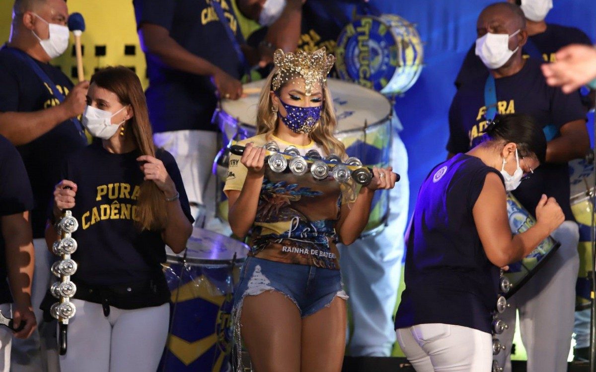 Lexa participa da noite de escolha do samba-enredo da Unidos da Tijuca, na quadra da agremiação, na Zona Norte do Rio, nesta quinta-feira