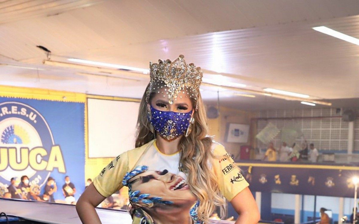 Lexa participa da noite de escolha do samba-enredo da Unidos da Tijuca, na quadra da agremiação, na Zona Norte do Rio, nesta quinta-feira