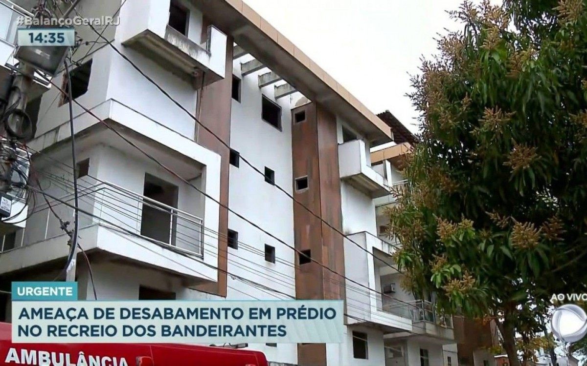 Ameaça de desabamento de prédio no Recreio dos Bandeirantes nesta sexta(27). Credito : Reproduçao Rede RecordTV - Reproduçao Rede RecordTV