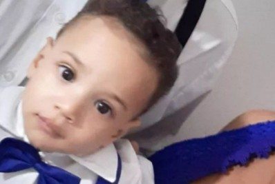 Criança morre após ser esquecida dentro de carro em dia quente