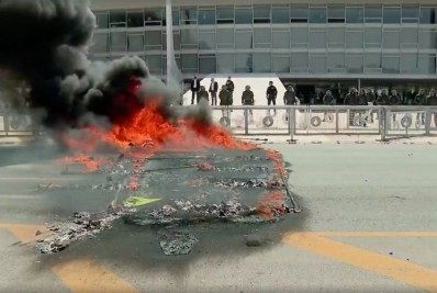 DF: indígenas queimam 'caixão' de papelão durante protesto contra marco temporal