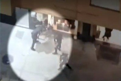 Saída da praia em Copacabana tem briga e denúncia de truculência por parte de policiais