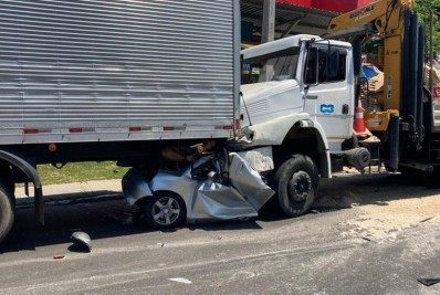 Vídeo: Mulheres morrem após carro ser prensado entre dois caminhões em Manaus