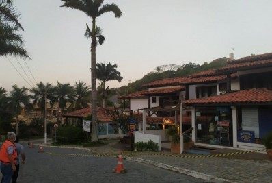 Defesa Civil de Búzios interdita duas lojas em João Fernandes por risco eminente de árvore cair