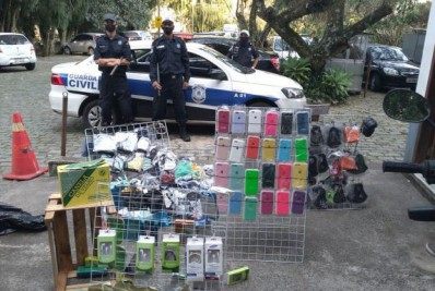 Fiscalização apreende mercadorias de comércio ambulante ilegal em Petrópolis