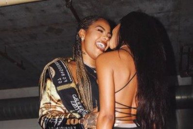 De barriguinha de fora, Ludmilla sensualiza com a mulher nos EUA