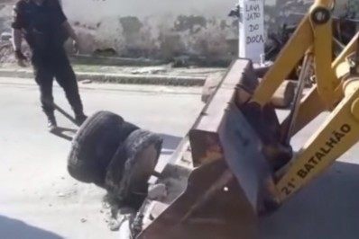 21ºBPM realiza operação para retirar barricadas em comunidades de Meriti