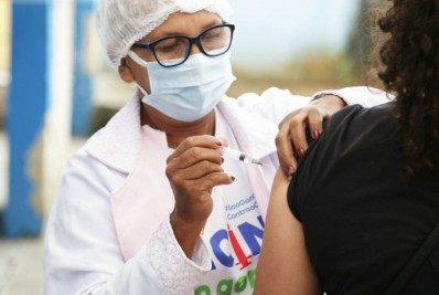 Brasil atinge 80% da população adulta vacinada com a primeira dose contra a covid-19