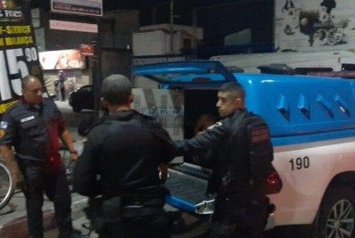 Cinco traficantes são presos e viatura policial capota durante ação