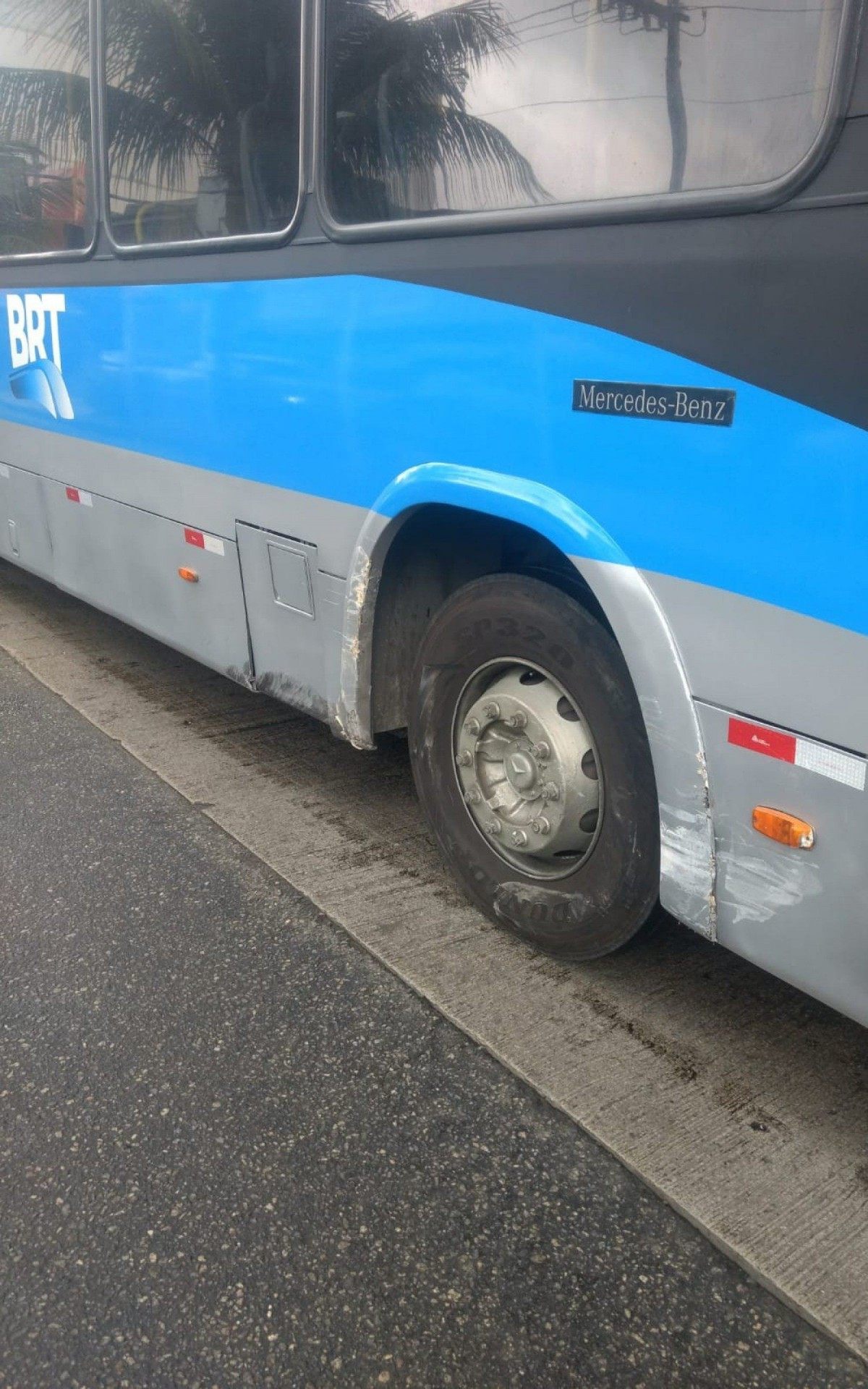 Motorista colide em articulado do BRT no corredor da Transoeste