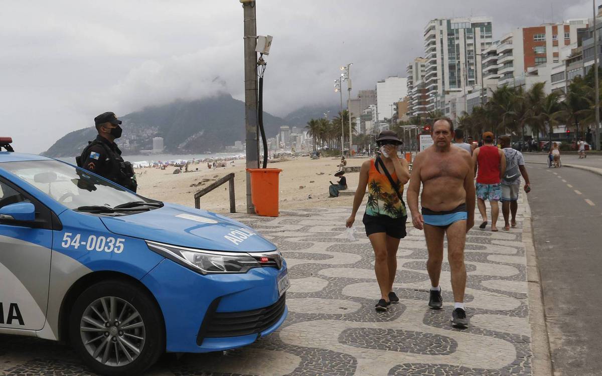  Presen&ccedil;a ostensiva de policiais &eacute; notada em pontos estrat&eacute;gicos, nas areias, al&eacute;m de muitas viaturas circulando no entorno das praias
 - Reginaldo Pimenta / Ag&ecirc;ncia O Dia