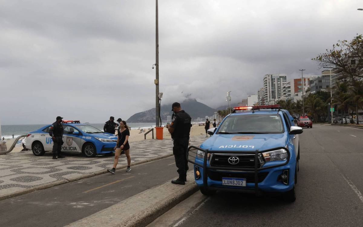 Entre a Praia do Leme, na Zona Sul, e a Praia do Pontal, na Zona Oeste, 508 policiais militares atuam na areia - Reginaldo Pimenta / Ag&ecirc;ncia O Dia