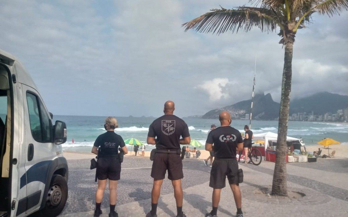 Neste sábado (28) foram aplicadas 98 multas, apreendidos 244 produtos que estavam sendo comercializados irregularmente - Divulgação/Prefeitura do Rio