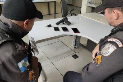 Três criminosos são presos em Belford Roxo com arma falsa e carro roubado