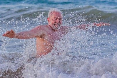 Depois de fazer sucesso por coxas 'definidas', Lula posta foto sem camisa e é elogiado
