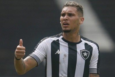 Botafogo aceita proposta e confia em renovação de Rafael Navarro: 'Esforço adicional'