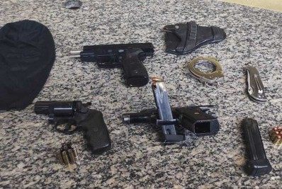 Homem é preso com armas e touca ninja em Xerém