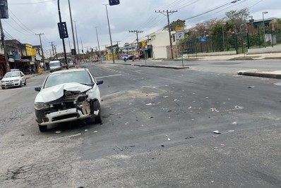 Conversão proibida provoca acidente com BRT no corredor Transoeste