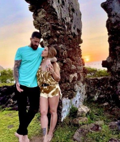 Cleo e o marido Leandro D'lucca em lua de mel - Reprodução