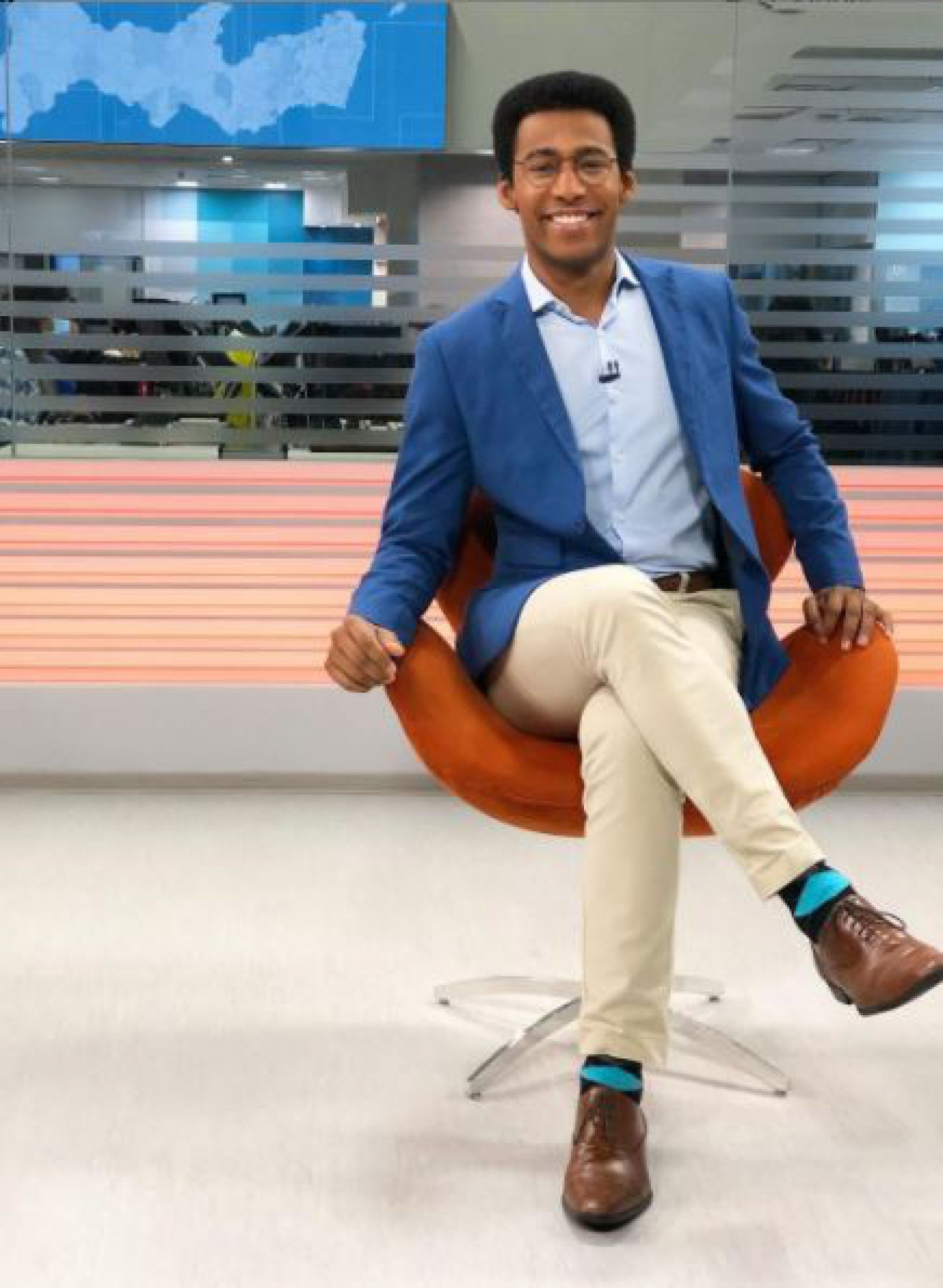 ‘Se não gostar, melhor desligar a TV’, diz apresentador da Globo após ser alvo de racismo