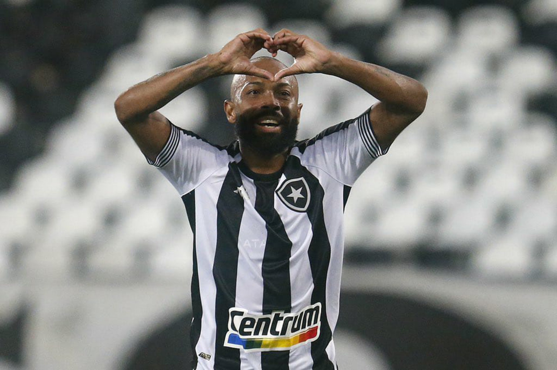 Chay comemora vitória do Botafogo e destaca: ‘Tem que comemorar!’
