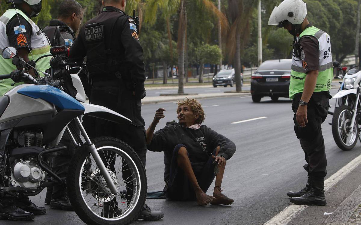Policia - Opera&ccedil;ao Verao 2021 - Patrulhamento refor&ccedil;ado na orla do Rio. Policiais militares prendem suspeito de estar furtando proximo a Praia de Botafogo, zona sul do Rio.