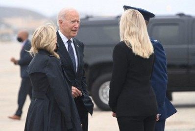 Biden visita base aérea para prestar homenagem a militares mortos em Cabul