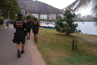 Duas empresas de pedalinhos na Lagoa são interditadas após fiscalização da Seop