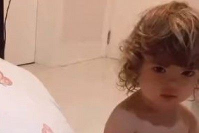 Fofura! Tatá Werneck mostra filha imitando carneirinho em vídeo