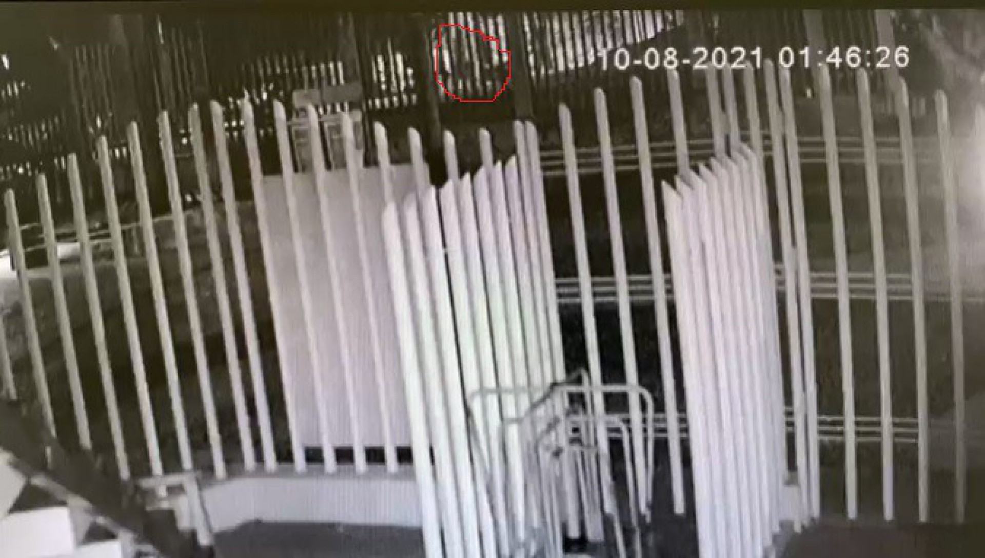 Sérgio aparece próximo aos dois suspeitos - Reprodução