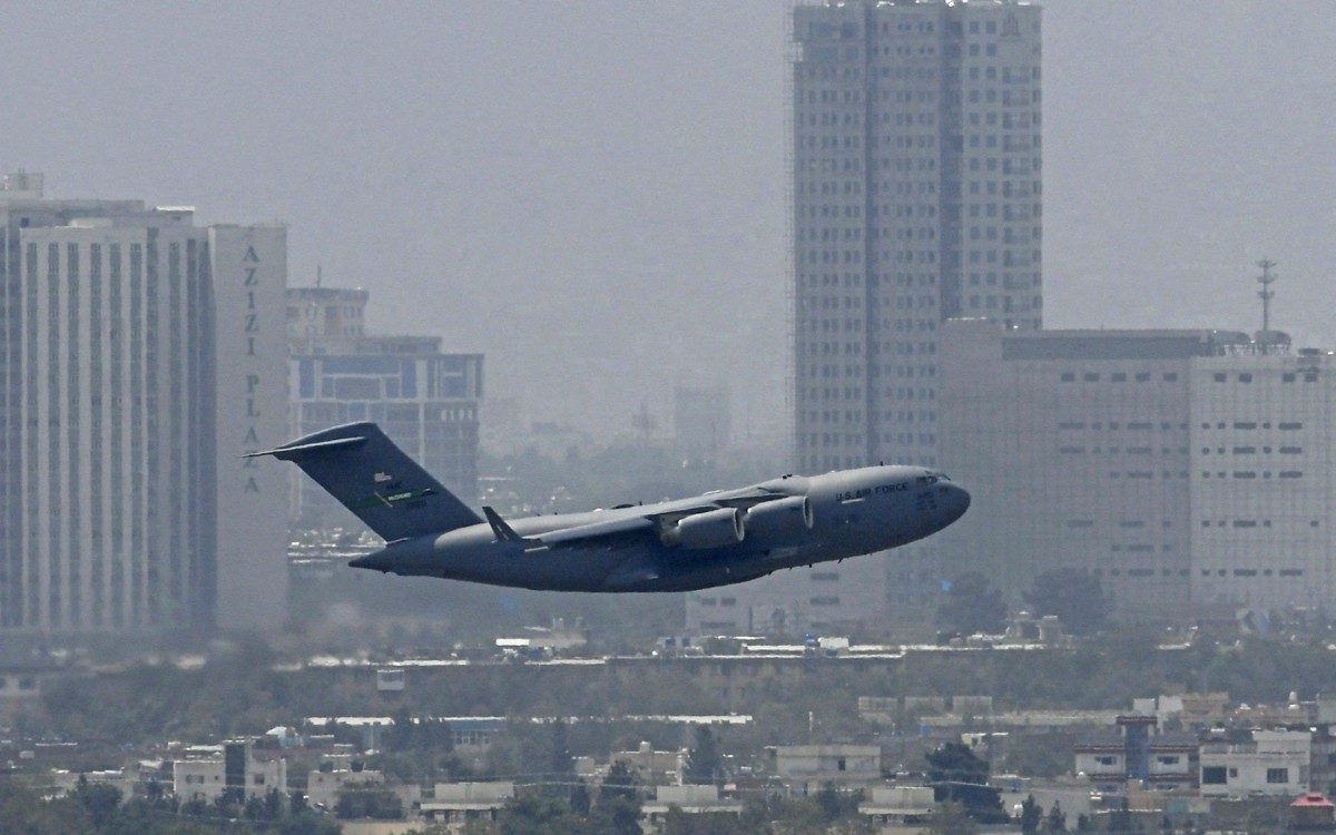 An US Air Force aircraft takes off from the airport in Kabul on August 30, 2021. - Rockets were fired at Kabul's airport on August 30 where US troops were racing to complete their withdrawal from Afghanistan and evacuate allies under the threat of Islamic State group attacks. (Photo by Aamir QURESHI / AFP) - AFP