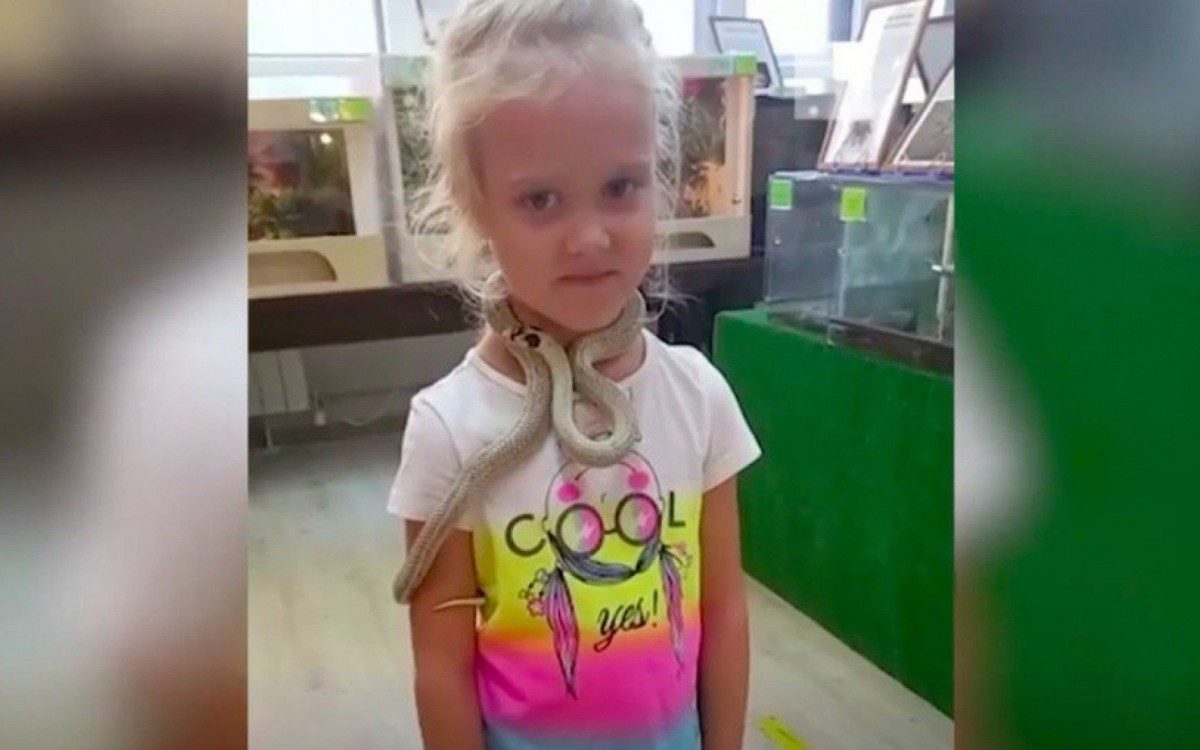Menina &eacute; mordida no rosto por uma cobra durante passeio no zool&oacute;gico