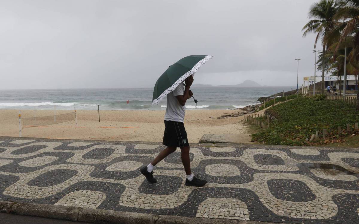 Climatempo - Dia nublado do Rio. Na foto, movimenta&ccedil;ao na Praia do Leblon, zona sul do Rio. - Reginaldo Pimenta / Agencia O Dia