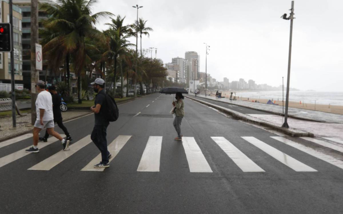 Climatempo - Dia nublado do Rio. Na foto, movimenta&ccedil;ao na Praia do Leblon, zona sul do Rio.