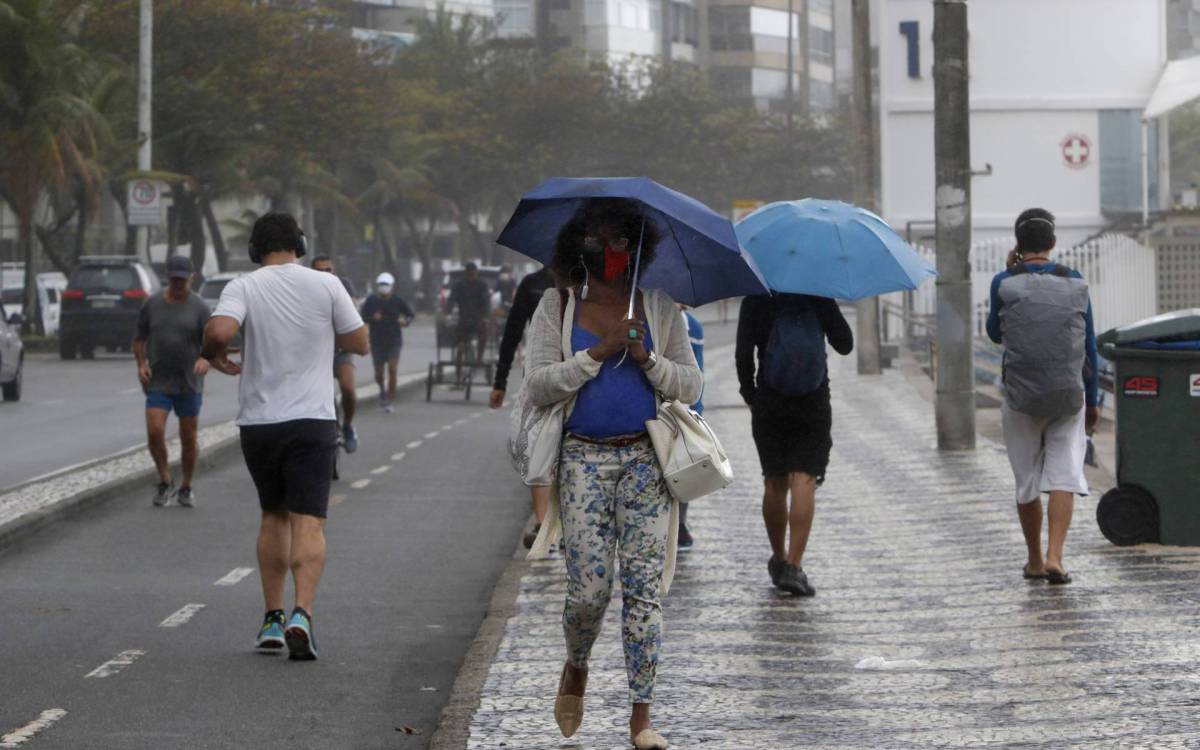 Climatempo - Dia nublado do Rio. Na foto, movimenta&ccedil;ao na Praia do Leblon, zona sul do Rio. - Reginaldo Pimenta / Agencia O Dia