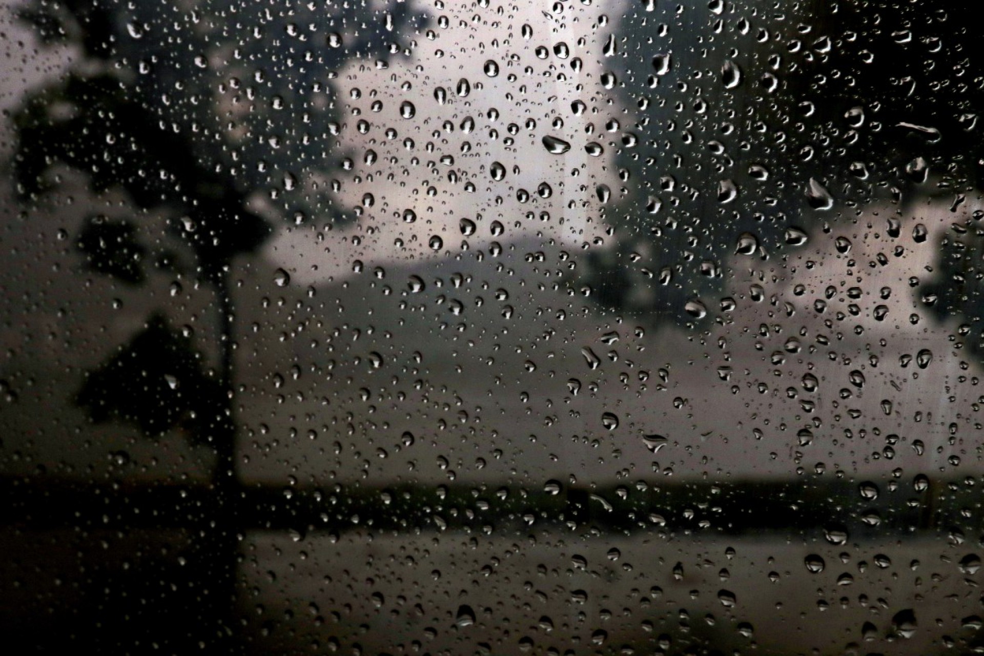 Climatempo - Dia nublado do Rio. Na foto, pela janela do carro na Lagoa, zona sul do Rio.