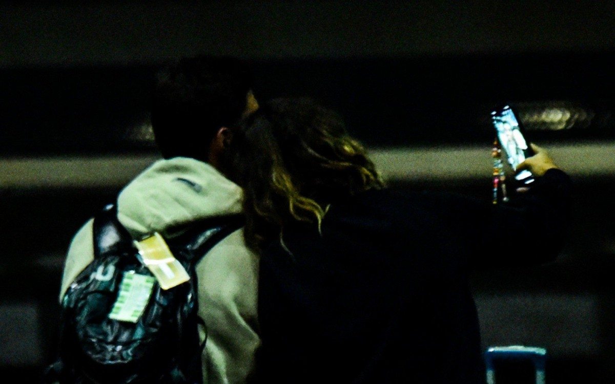 Giovanna Lancellotti e Gabriel David são flagrados juntos no Aeroporto de Guarulhos, em São Paulo, na noite de sábado - Ag. News