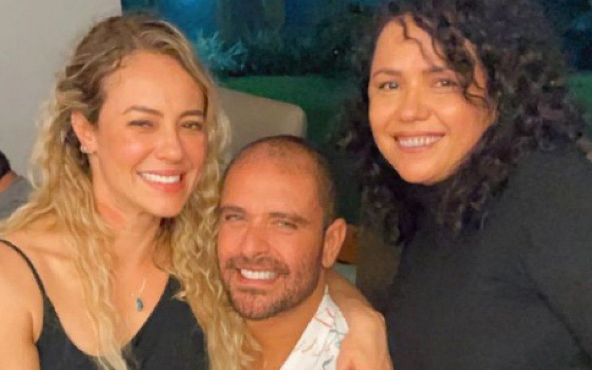 Paolla Oliveira no colo do namorado, Diogo Nogueira, e Dadá Coelho