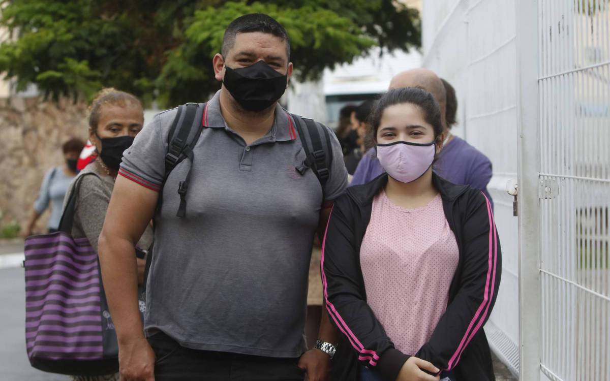 Saude - Prefeitura do Rio de Janeiro vacinar adolescentes de 16 anos. Na foto, Gabriela e o pai, Francisco Alex, na Clinica da Familia Medalhista Olimpico Ricardo Lucarelli Souza, no Estacio. - Reginaldo Pimenta / Agencia O Dia