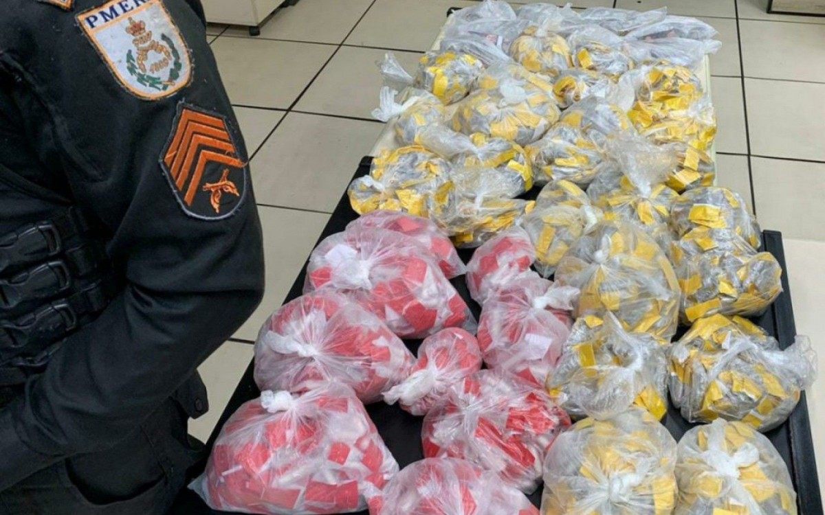 Foram encontradas 1.624 buchas de maconha, 905 cápsulas de cocaína e 45 pedras de crack - Letycia Rocha (RC24h)