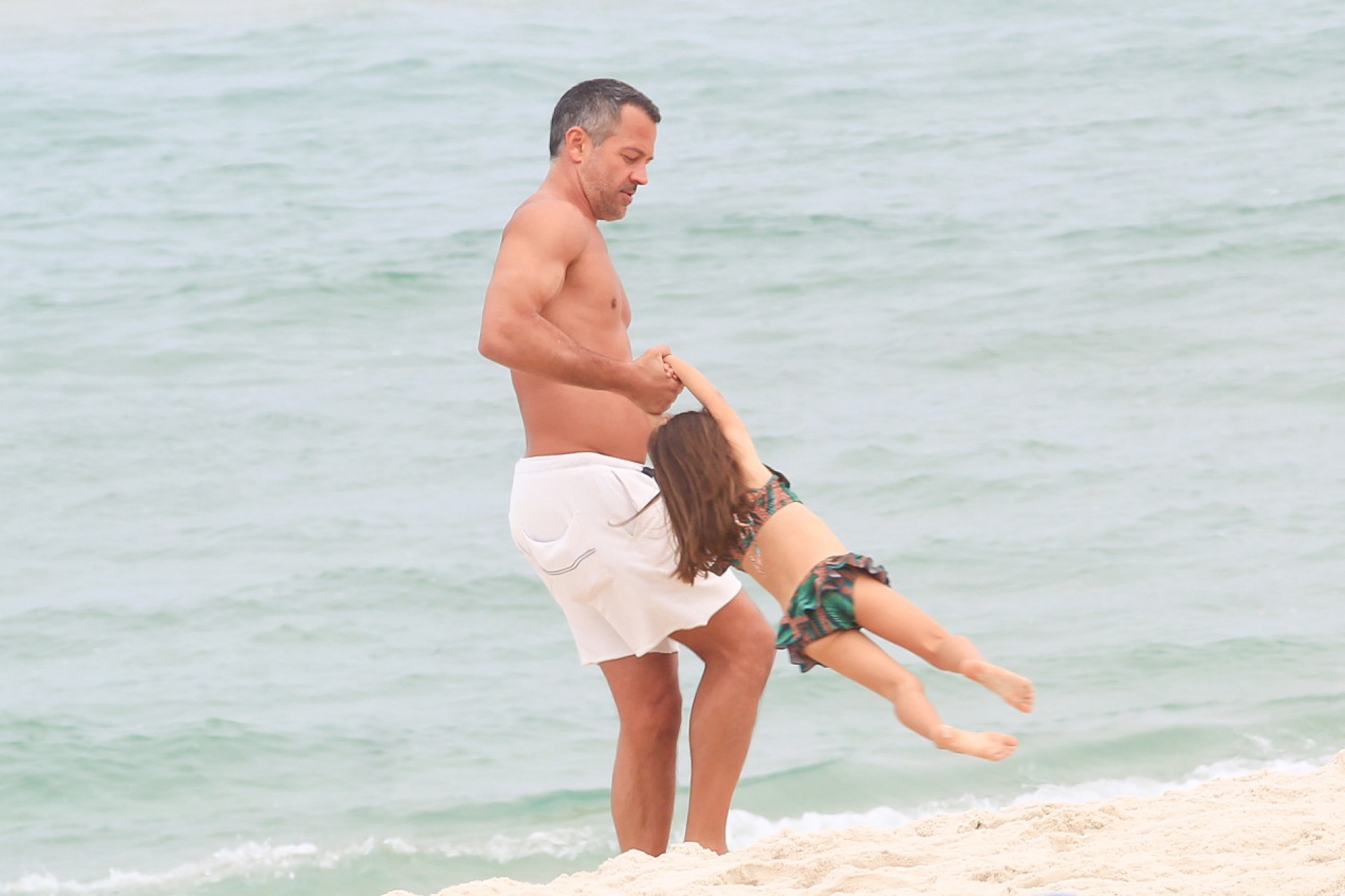 Malvino Salvador e Kyra Gracie curtem dia de praia com as filhas, Ayra e Kyara - Ag. News