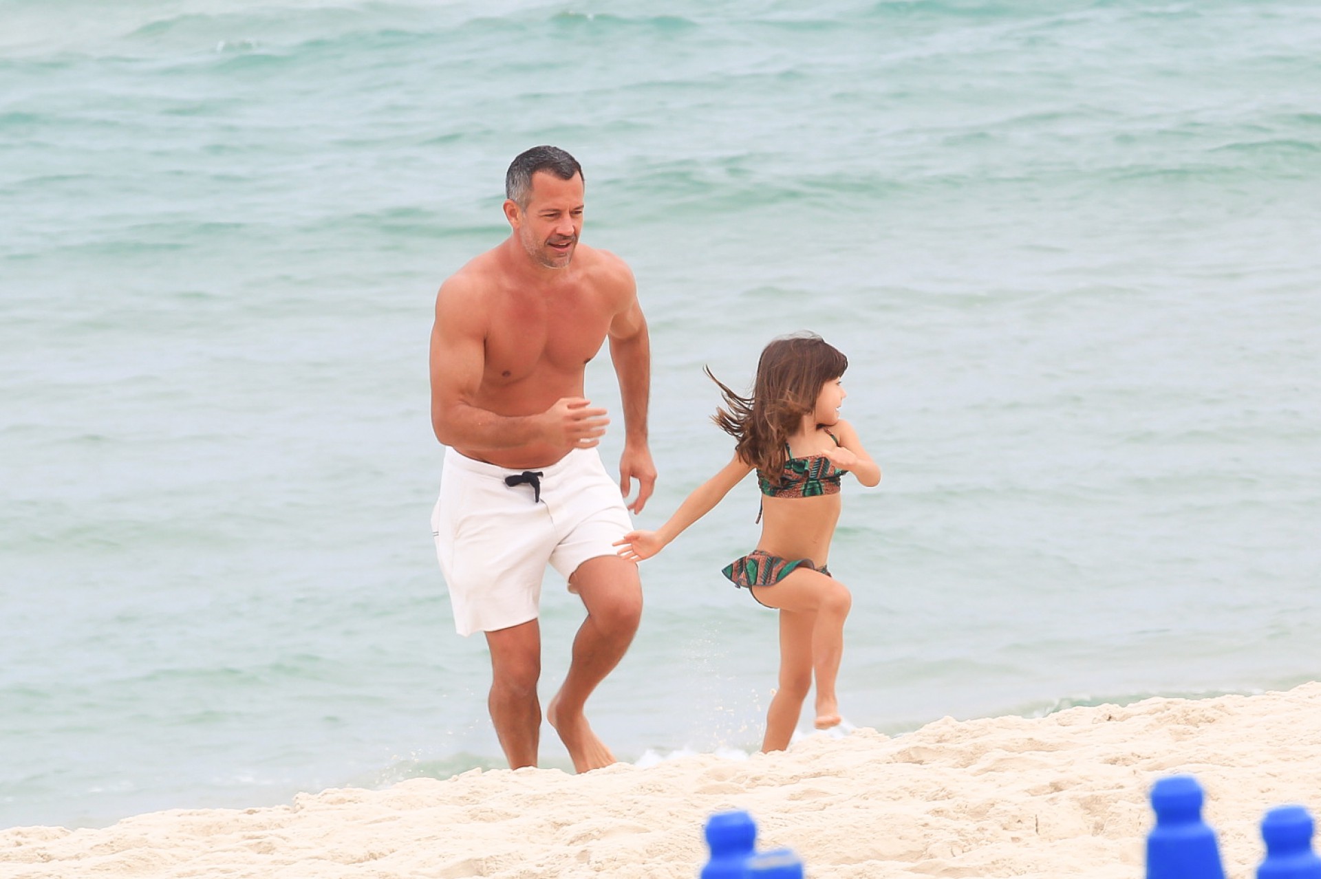 Malvino Salvador e Kyra Gracie curtem dia de praia com as filhas, Ayra e Kyara - Ag. News