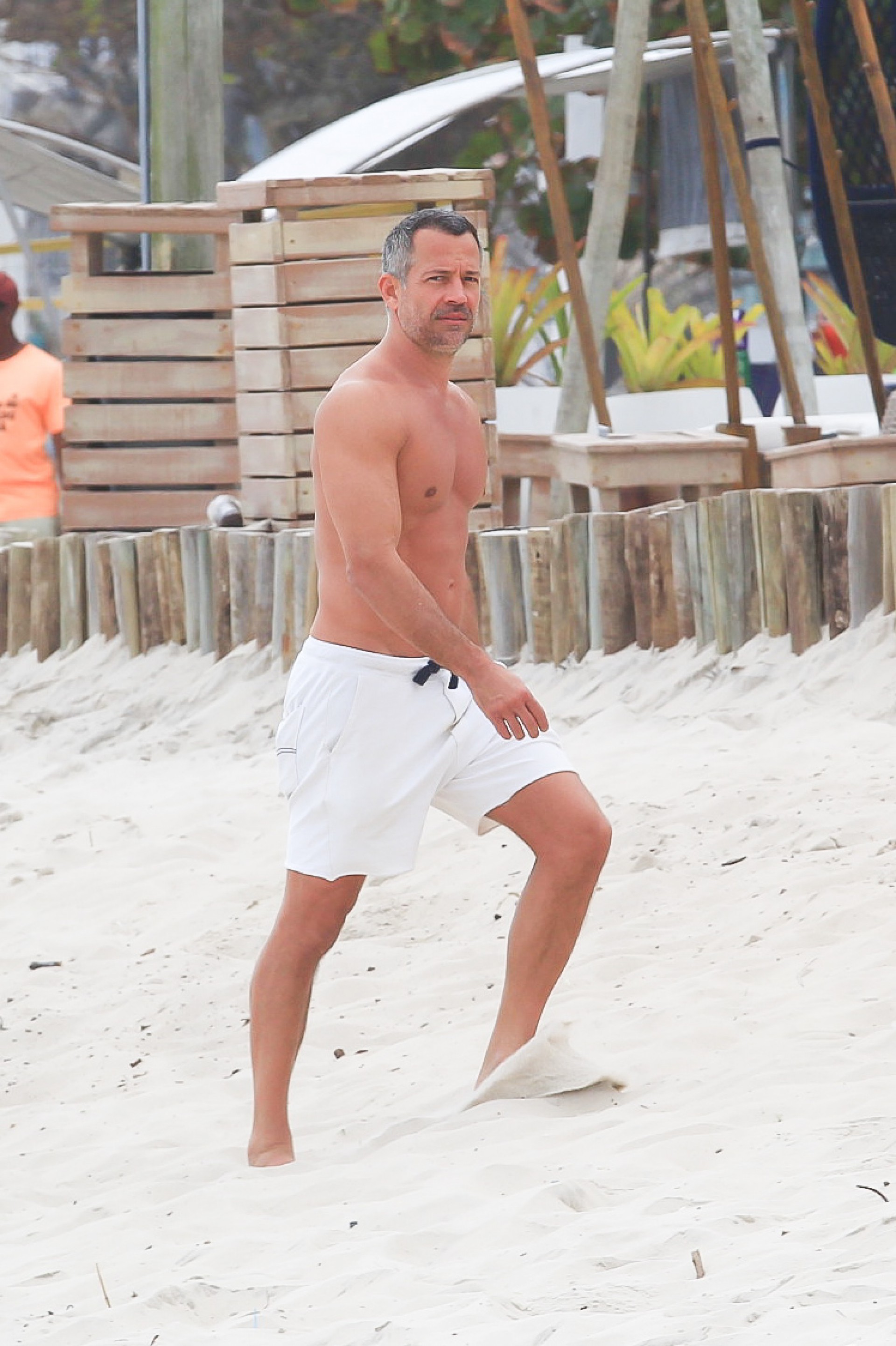 Malvino Salvador e Kyra Gracie curtem dia de praia com as filhas, Ayra e Kyara - Ag. News