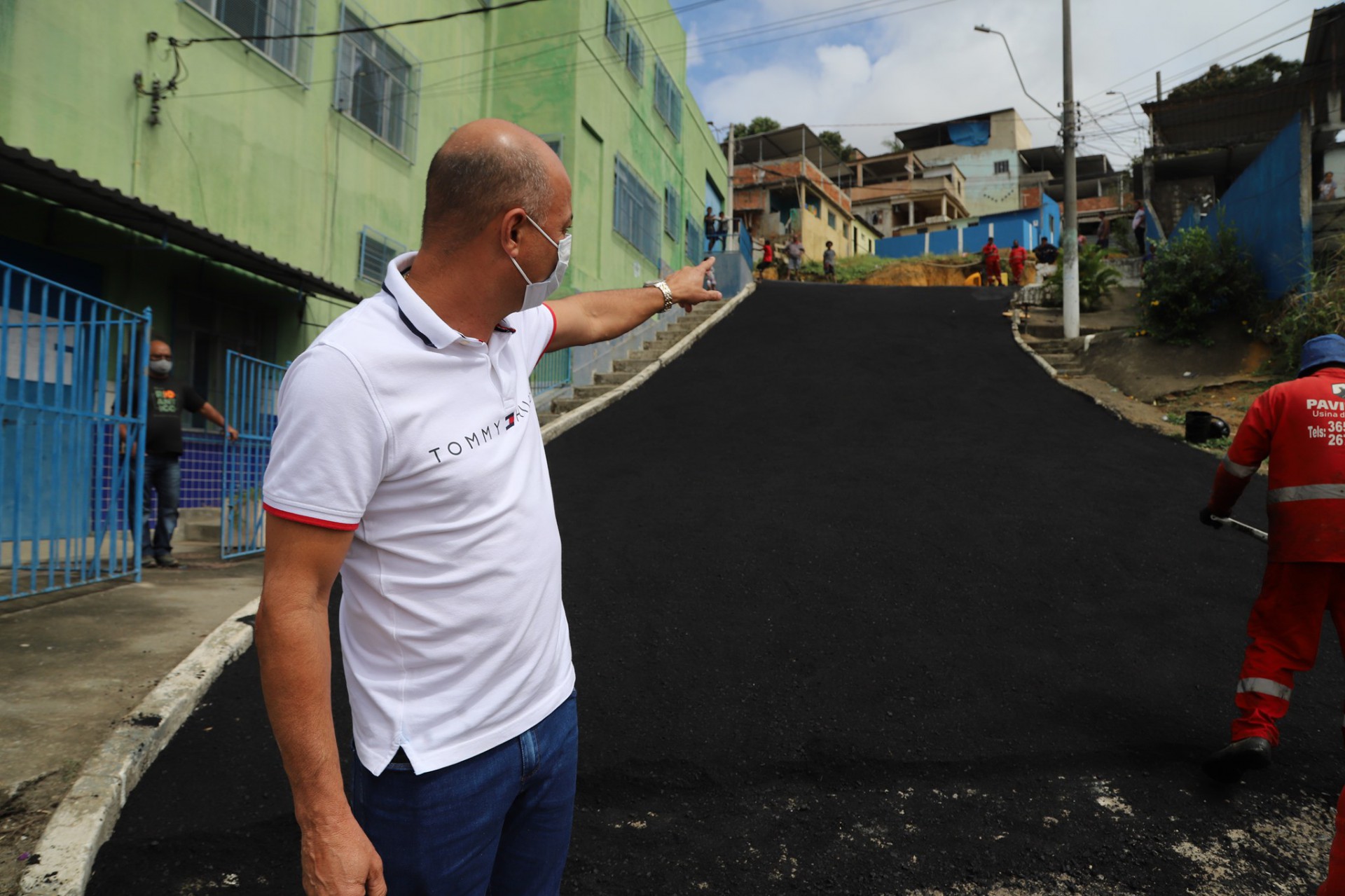 Deputado Valdecy fiscaliza a obra de pavimentação e drenagem nas ruas Tereza e Brisamar, no Morro Azul - Divulgação