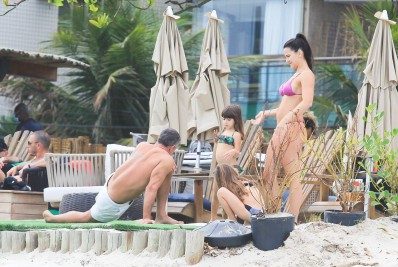 Malvino Salvador e Kyra Gracie curtem praia com as filhas