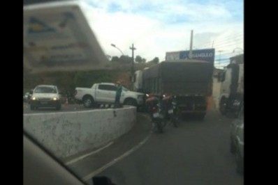 Vídeo: Em Itaperuna, motorista morre após passar mal e colidir com caminhão