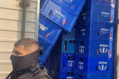 Polícia recupera 505 caixas de cerveja em caminhão roubado em Itaboraí