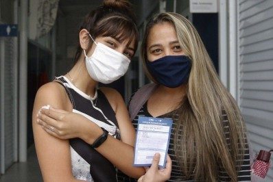 ‘Hora de pensar não só na gente, mas em todos’, diz adolescente durante vacinação