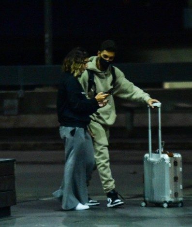 Giovanna Lancellotti e Gabriel David são flagrados juntos no Aeroporto de Guarulhos, em São Paulo, na noite de sábado - Ag. News